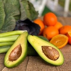 Olgunlaşmamış Doğal Avokado