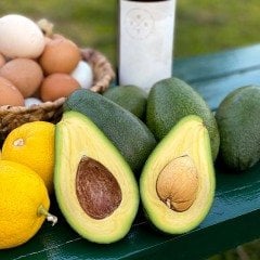 Olgunlaşmamış Doğal Avokado